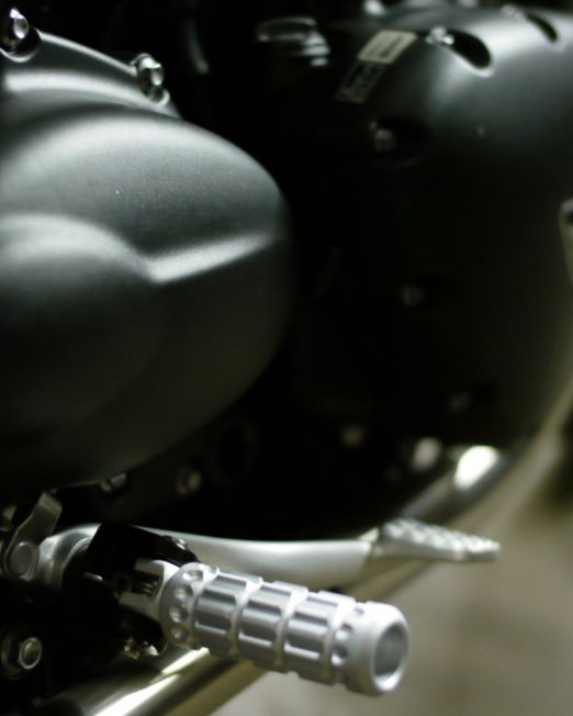 Triumph Street Twin Pegs - AMG Gripper Pegs - Rider